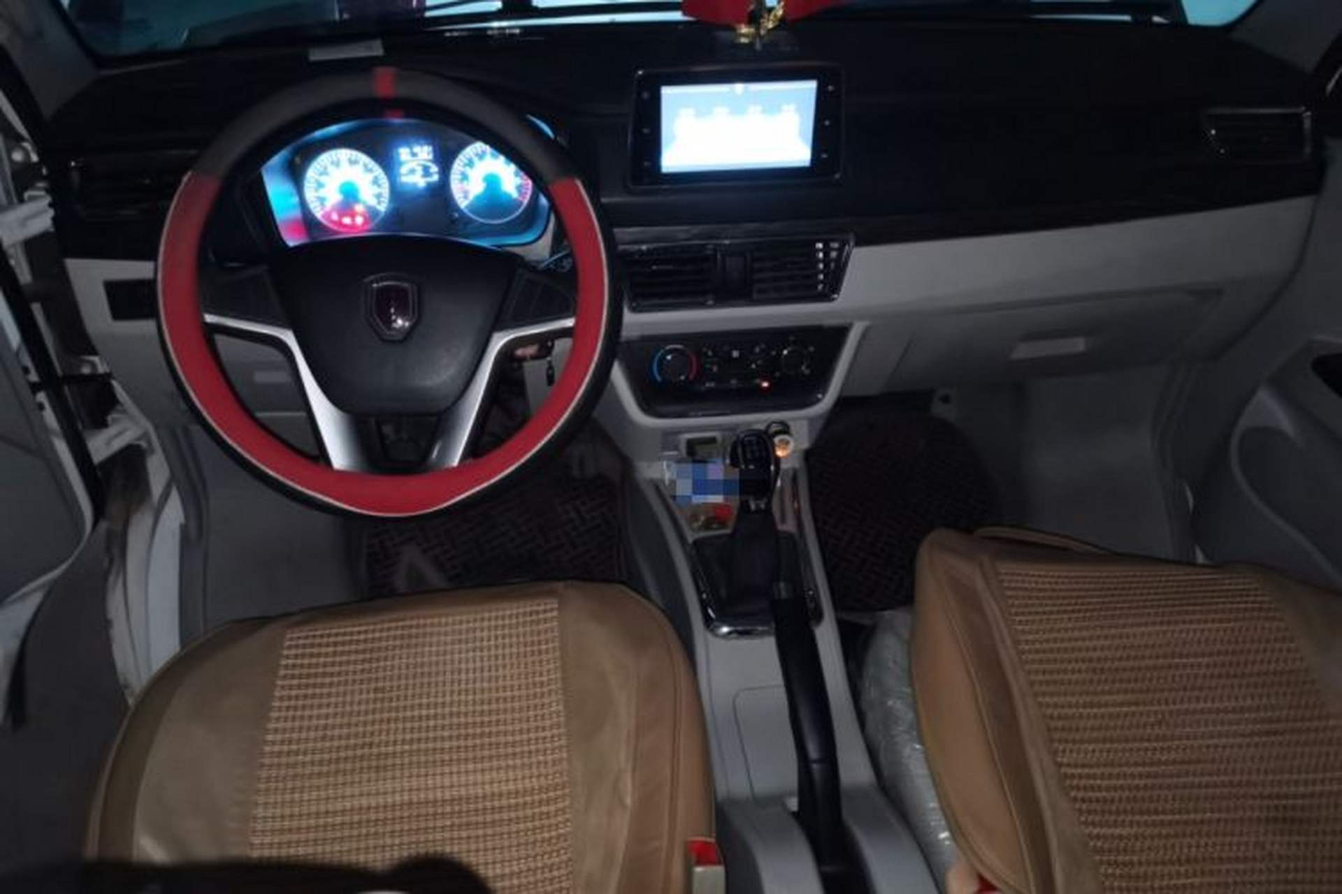 Used Jinbei New Hiace S 2023 1.5L Wealth Edition Passenger Van 5/6/7-Seater Non-Air-Conditioned Version SWC15M Center Console