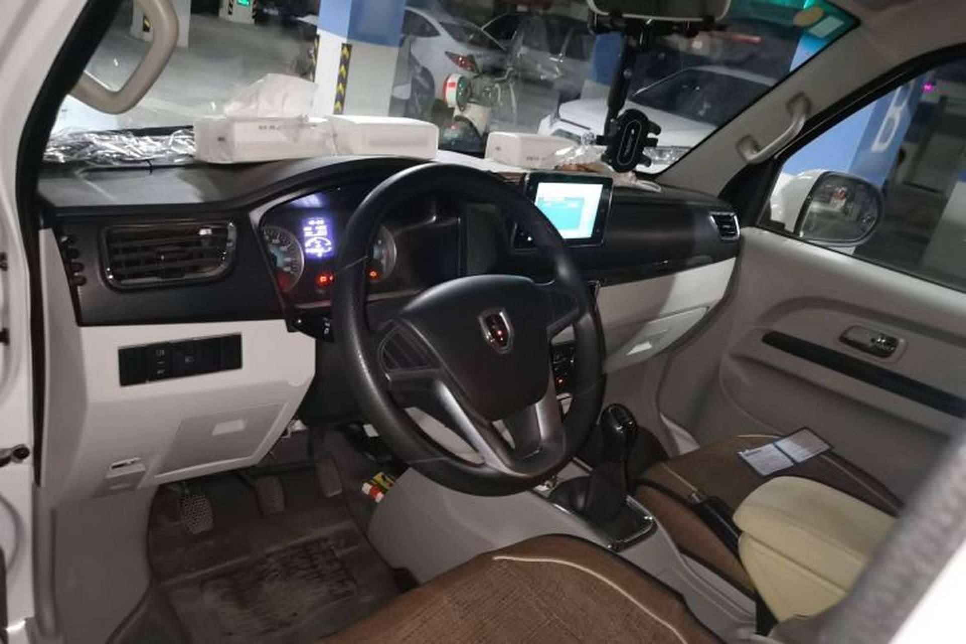 Used Jinbei New Hiace S 2023 1.5L Wealth Edition Van 2/5-Seater Air-Conditioned Model SWC15M Center Console