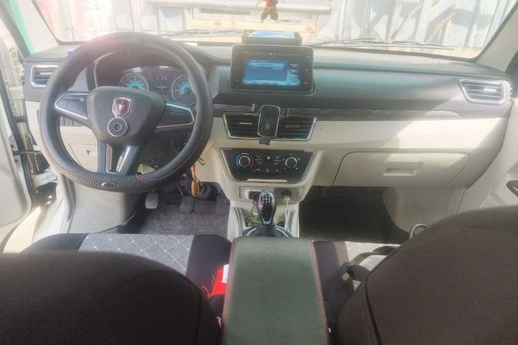 Used Jinbei New Hiace S 2023 1.5L Wealth Edition Passenger Van 5/6/7-Seater Non-Air-Conditioned Version SWC15M Center Console