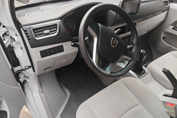 Used Jinbei New Hiace S 2023 1.5L Wealth Edition Van 2/5-Seater Non-Air-Conditioned Version SWC15M Center Console