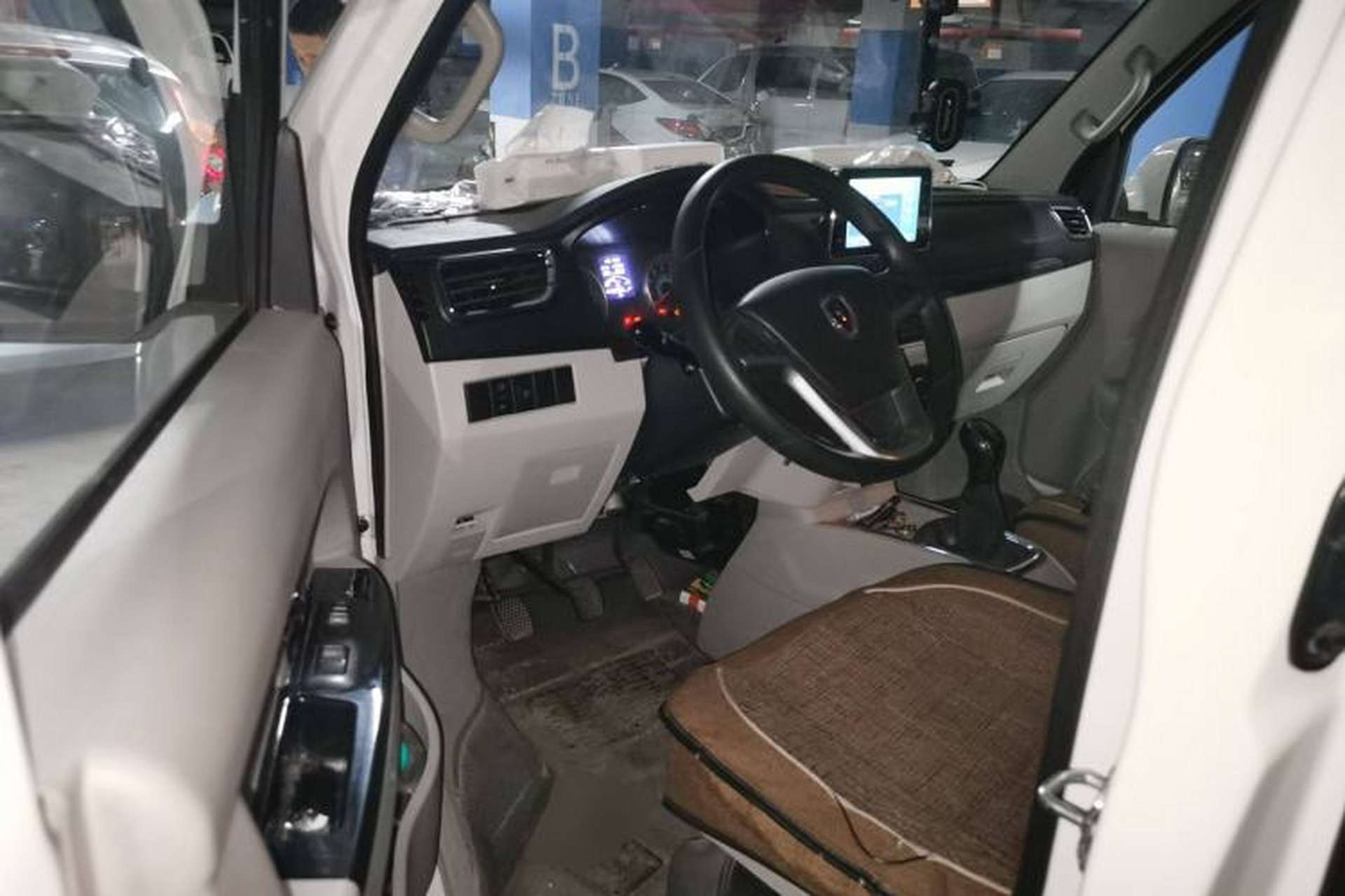 Used Jinbei New Hiace S 2023 1.5L Wealth Edition Van 2/5-Seater Air-Conditioned Model SWC15M Driver Seat