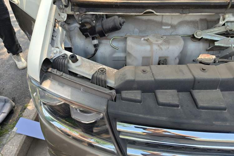 Used Jinbei New Hiace S 2023 1.5L Wealth Edition Passenger Van 5/6/7-Seater Central Air Conditioning Version SWC15M Engine Bay Right