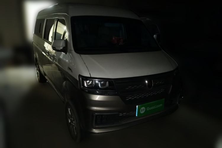 Used Jinbei New Hiace S 2023 1.5L Wealth Edition Passenger Van 5/6/7-Seater Non-Air-Conditioned Version SWC15M Front Right 45 Deg