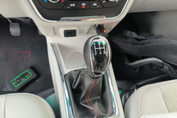 Used Jinbei New Hiace S 2023 1.5L Wealth Edition Van 2/5-Seater Non-Air-Conditioned Version SWC15M Gear Lever