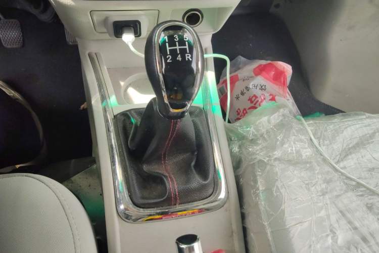 Used Jinbei New Hiace S 2023 1.6L Wealth Edition Van 2/5-Seater Air-Conditioned Model SWD16M Gear Lever