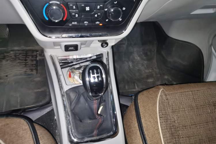 Used Jinbei New Hiace S 2023 1.5L Wealth Edition Van 2/5-Seater Air-Conditioned Model SWC15M Gear Lever