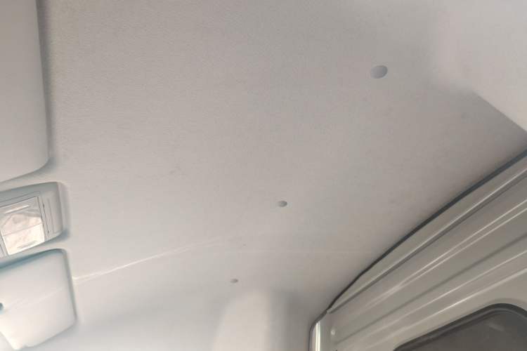 Used Jinbei New Hiace S 2023 1.5L Wealth Edition Van 2/5-Seater Non-Air-Conditioned Version SWC15M Headliner
