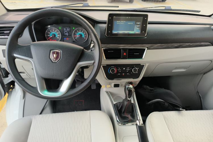 Used Jinbei New Hiace S 2023 1.5L Wealth Edition Van 2/5-Seater Non-Air-Conditioned Version SWC15M Interior 2
