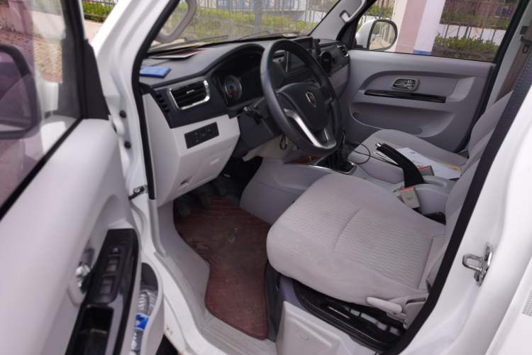 Used Jinbei New Hiace S 2023 1.5L Wealth Edition Van 2/5-Seater Air-Conditioned Model SWC15M Interior 3