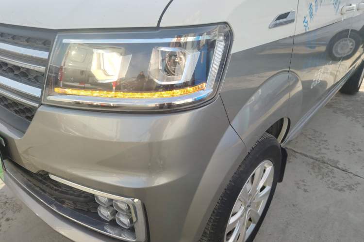 Used Jinbei New Hiace S 2023 1.5L Wealth Edition Van 2/5-Seater Non-Air-Conditioned Version SWC15M Left Front Headlight