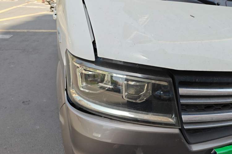Used Jinbei New Hiace S 2023 1.5L Wealth Edition Van 2/5-Seater Air-Conditioned Model SWC15M Right Front Headlight