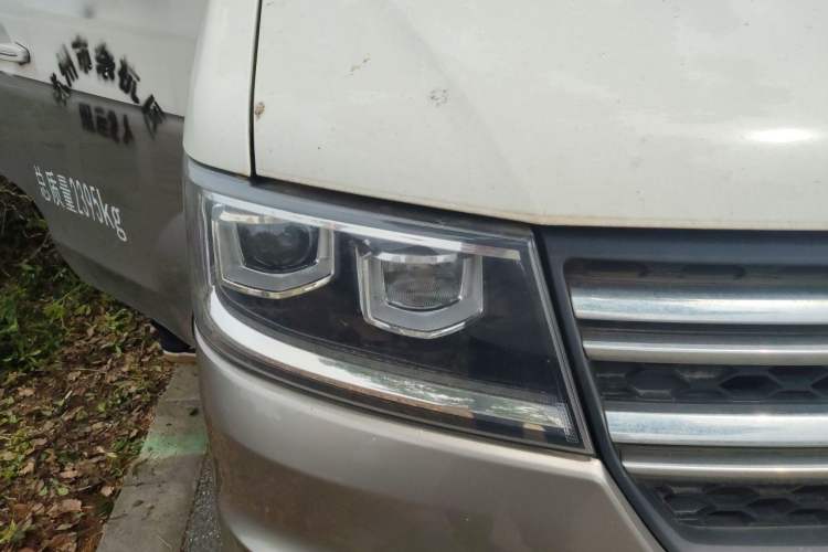 Used Jinbei New Hiace S 2023 1.6L Wealth Edition Van 2/5-Seater Air-Conditioned Model SWD16M Right Front Headlight