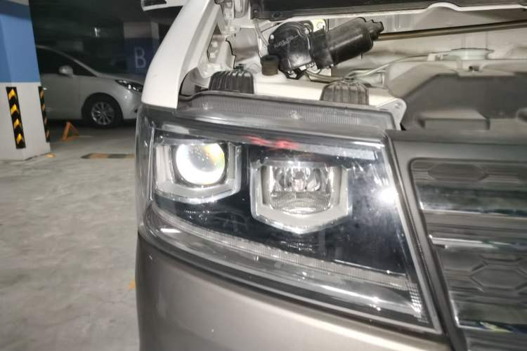 Used Jinbei New Hiace S 2023 1.5L Wealth Edition Van 2/5-Seater Air-Conditioned Model SWC15M Right Front Headlight