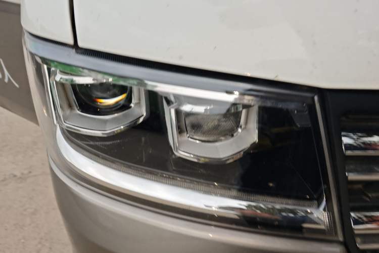 Used Jinbei New Hiace S 2023 1.5L Wealth Edition Passenger Van 5/6/7-Seater Central Air Conditioning Version SWC15M Right Front Headlight