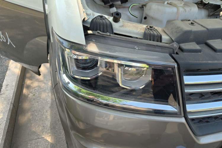Used Jinbei New Hiace S 2023 1.5L Wealth Edition Passenger Van 5/6/7-Seater Central Air Conditioning Version SWC15M Right Front Headlight