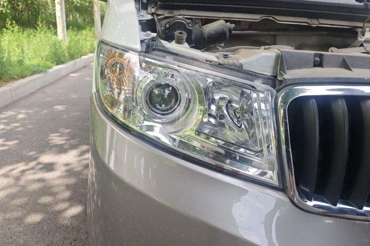 Used Jinbei New Hiace S 2023 1.5L Wealth Edition Van 2/5-Seater Air-Conditioned Model SWC15M Right Front Headlight
