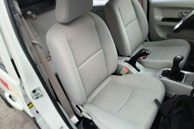 Used Jinbei New Hiace S 2023 1.5L Wealth Edition Van 2/5-Seater Non-Air-Conditioned Version SWC15M Right Front Seat
