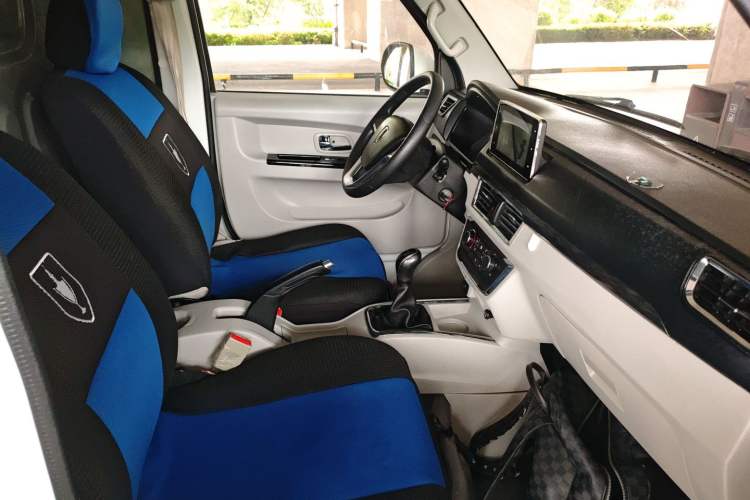 Used Jinbei New Hiace S 2023 1.5L Wealth Edition Van 2/5-Seater Non-Air-Conditioned Version SWC15M Right Front Seat