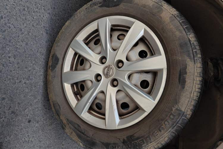 Used Jinbei New Hiace S 2023 1.5L Wealth Edition Van 2/5-Seater Air-Conditioned Model SWC15M Right Front Wheel Hub