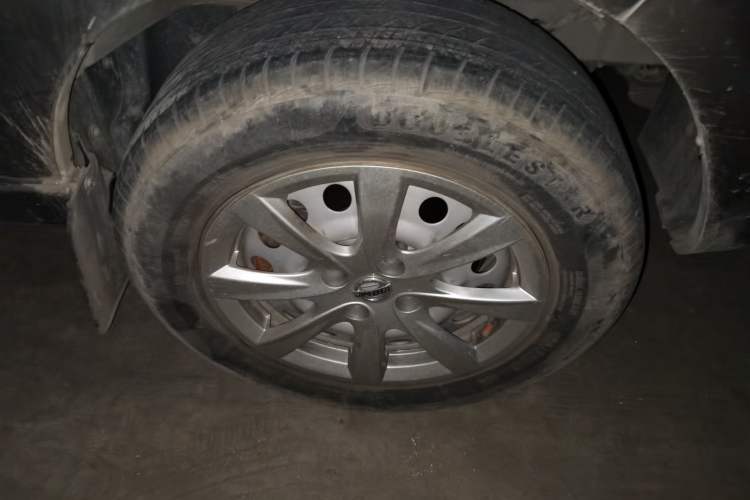 Used Jinbei New Hiace S 2023 1.5L Wealth Edition Passenger Van 5/6/7-Seater Non-Air-Conditioned Version SWC15M Right Front Wheel Hub