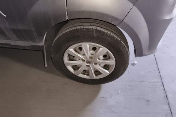 Used Jinbei New Hiace S 2023 1.5L Wealth Edition Passenger Van 5/6/7-Seater Central Air Conditioning Version SWC15M Right Front Wheel Hub