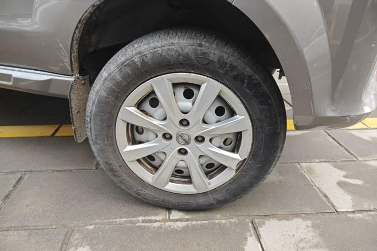 Used Jinbei New Hiace S 2023 1.5L Wealth Edition Van 2/5-Seater Non-Air-Conditioned Version SWC15M Right Front Wheel Hub