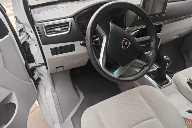 Used Jinbei New Hiace S 2023 1.5L Wealth Edition Van 2/5-Seater Non-Air-Conditioned Version SWC15M Steering Wheel