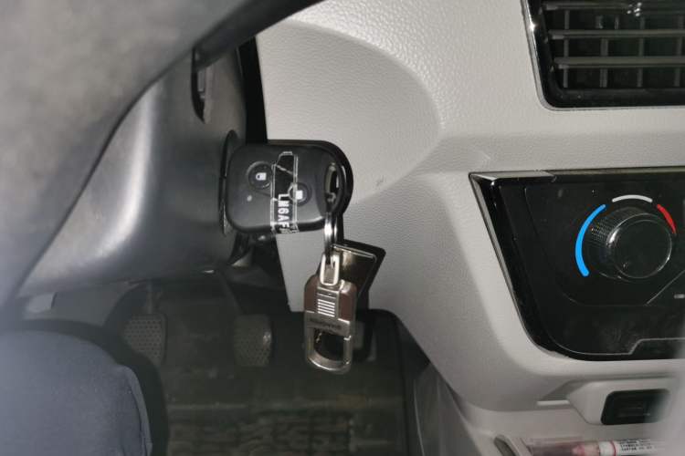 Used Jinbei New Hiace S 2023 1.5L Wealth Edition Van 2/5-Seater Air-Conditioned Model SWC15M Vehicle Key