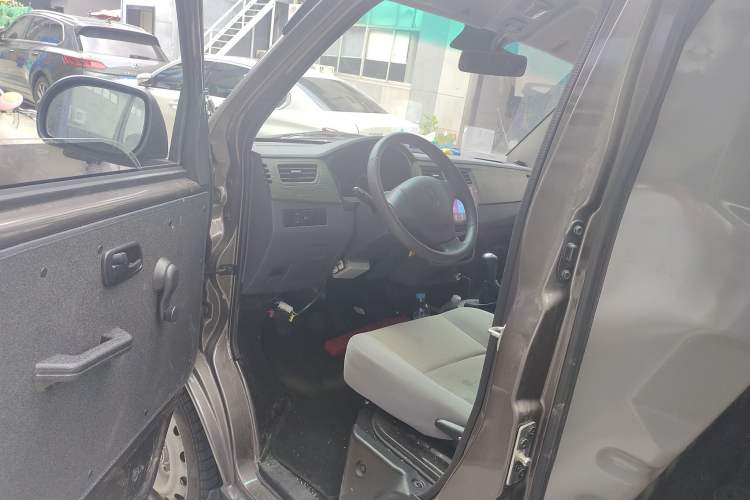 Used Jinbei New Hiace X30L 2023 1.5L Super Enjoyment Van 2/5 Seats Non-Air-Conditioned Version SWC15M Driver Seat