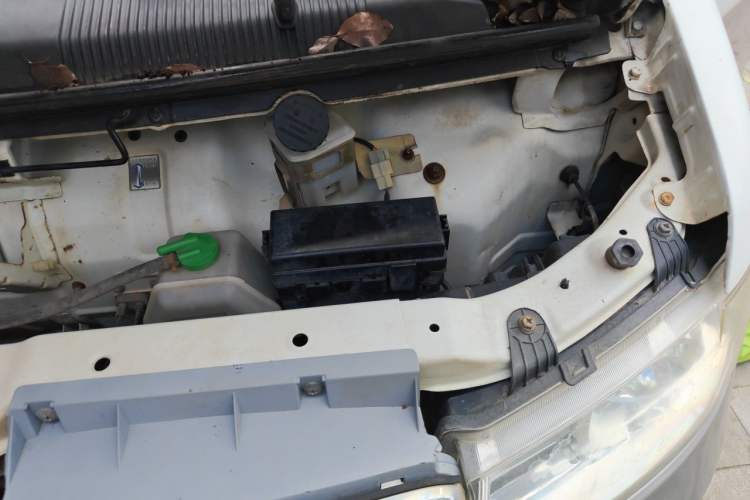 Used Jinbei New Hiace X30L 2016 1.3L Wealth Edition DLCG12 Engine Bay Left