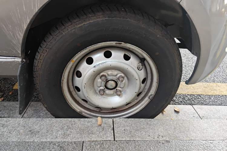 Used Jinbei New Hiace X30L 2016 1.5L Wealth Edition DLCG14 Right Front Wheel Hub