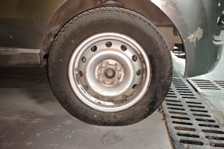 Used Jinbei New Hiace X30L 2016 1.5L Wealth Edition Van DLCG14 Right Front Wheel Hub