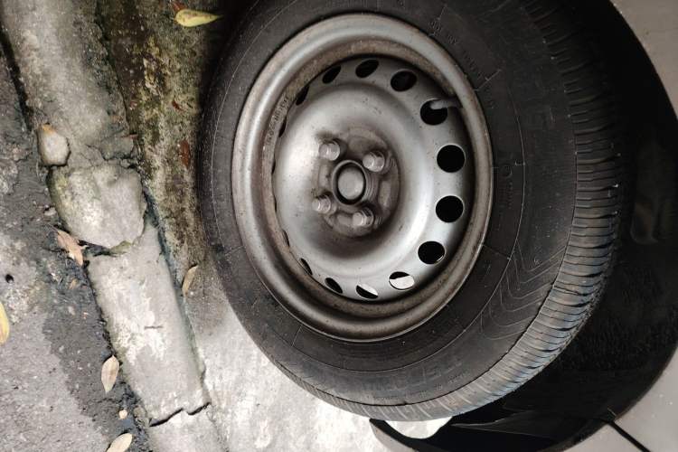 Used Jinbei New Hiace X30L 2016 1.5L Wealth Edition DLCG14 Right Front Wheel Hub