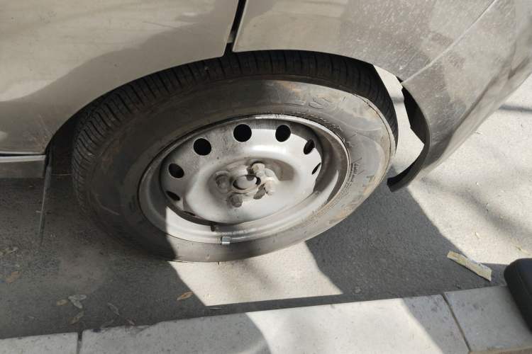 Used Jinbei New Hiace X30L 2016 1.5L Wealth Edition Van DLCG14 Right Front Wheel Hub