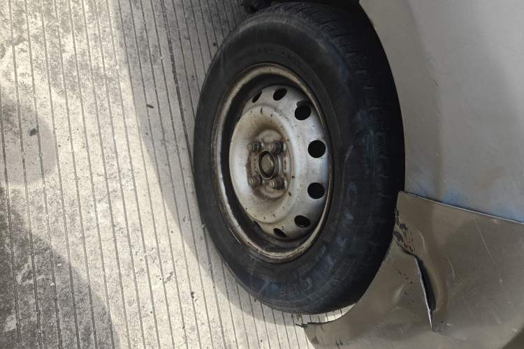 Used Jinbei New Hiace X30L 2016 1.3L Wealth Edition Van DLCG12 Right Front Wheel Hub