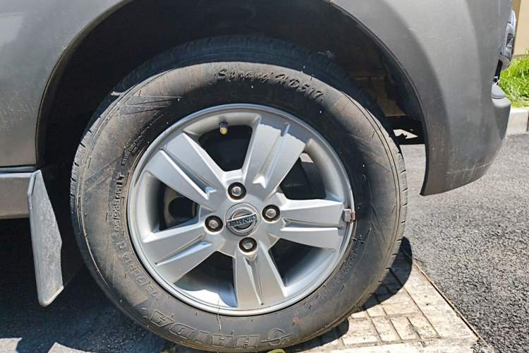 Used Jinbei New Hiace X30L 2016 1.5L Wealth Edition Van DLCG14 Right Front Wheel Hub