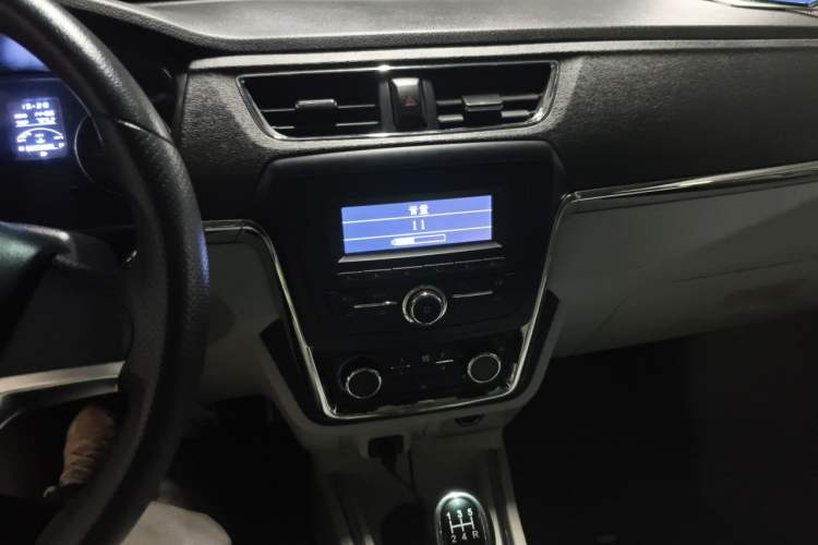 Used Jinbei New Hiace X30L 2018 1.5L Box Truck Wealth Edition Natural Gas DLCG14 Audio And AC Panel