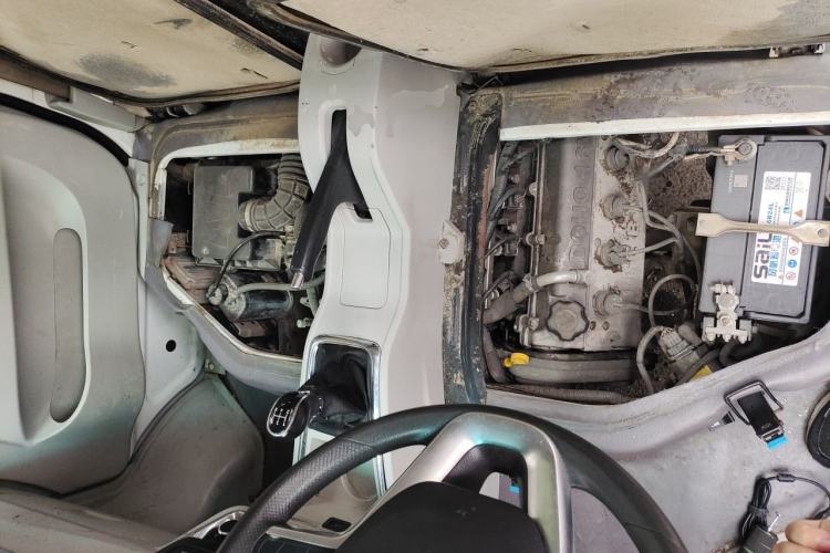 Used Jinbei New Hiace X30L 2018 1.5L Box Truck Wealth Edition DLCG14 Engine Bay