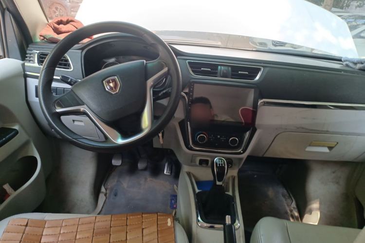 Used Jinbei New Hiace X30L 2018 1.5L Box Truck Wealth Edition Natural Gas DLCG14 Center Console