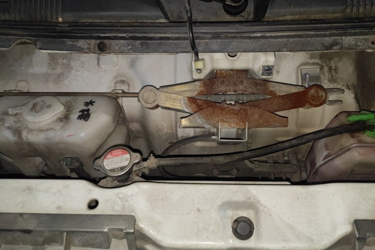 Used Jinbei New Hiace X30L 2018 1.3L Business Edition DLCG12 Engine Bay