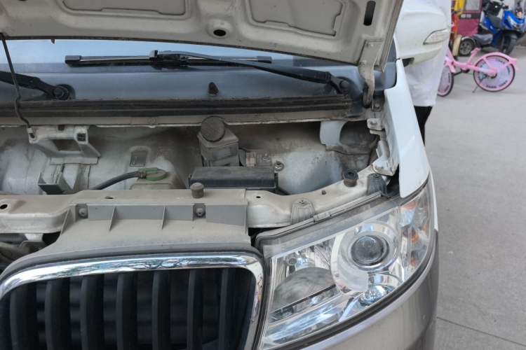 Used Jinbei New Hiace X30L 2019 1.5L Cargo Van Wealth Edition China VI SWC15M Engine Bay Left