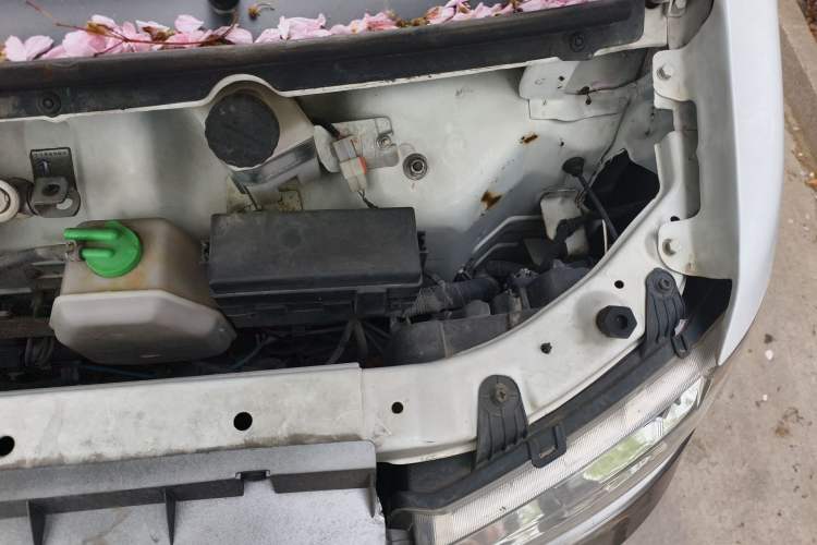 Used Jinbei New Hiace X30L 2019 1.5L Cargo Van Wealth Edition China VI SWC15M Engine Bay Left