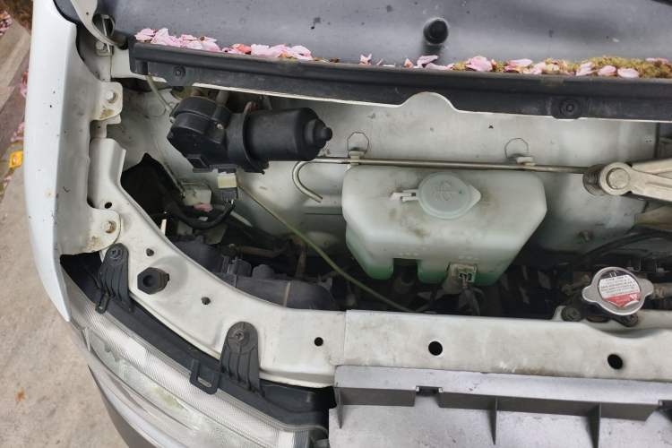 Used Jinbei New Hiace X30L 2019 1.5L Cargo Van Wealth Edition China VI SWC15M Engine Bay Right