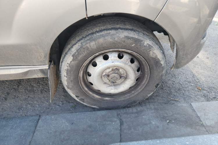 Used Jinbei New Hiace X30L  Right Front Wheel Hub