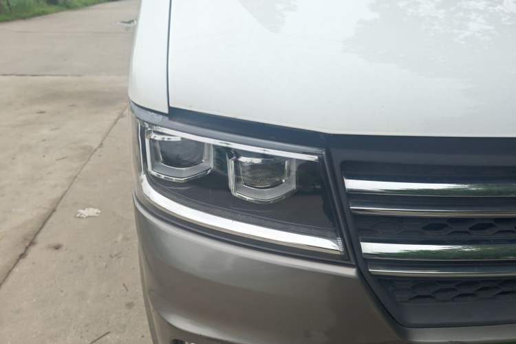 Used Jinbei New Hiace X30L 2021 1.5L Wealth Central Air Conditioning Edition Van China VI Standard SWC15M Right Front Headlight