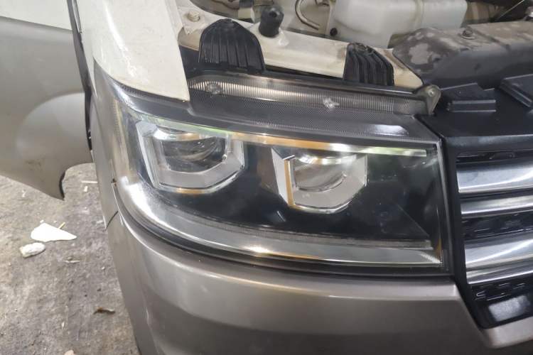 Used Jinbei New Hiace X30L 2021 1.5L Wealth Central Air Conditioning Edition Van China VI Standard SWC15M Right Front Headlight