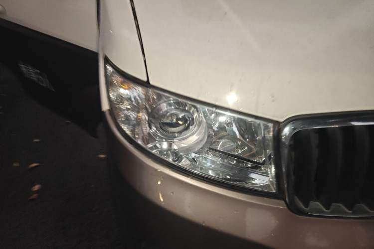 Used Jinbei New Hiace X30L 2021 1.5L Wealth Central Air Conditioning Edition Van China VI Standard SWC15M Right Front Headlight