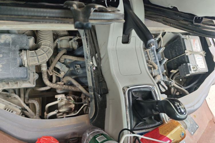 Used Jinbei New Hiace X30L 2021 1.5L Business Central Air-Conditioned Van China VI Standard SWC15M Engine Bay