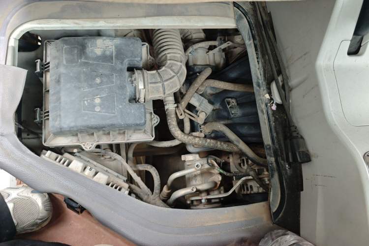 Used Jinbei New Hiace X30L 2021 1.5L Business Central Air-Conditioned Van China VI Standard SWC15M Engine Bay Right