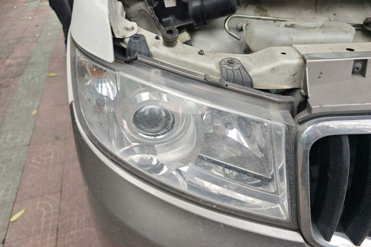 Used Jinbei New Hiace X30L 2021 1.5L Business Central Air-Conditioned Van China VI Standard SWC15M Right Front Headlight
